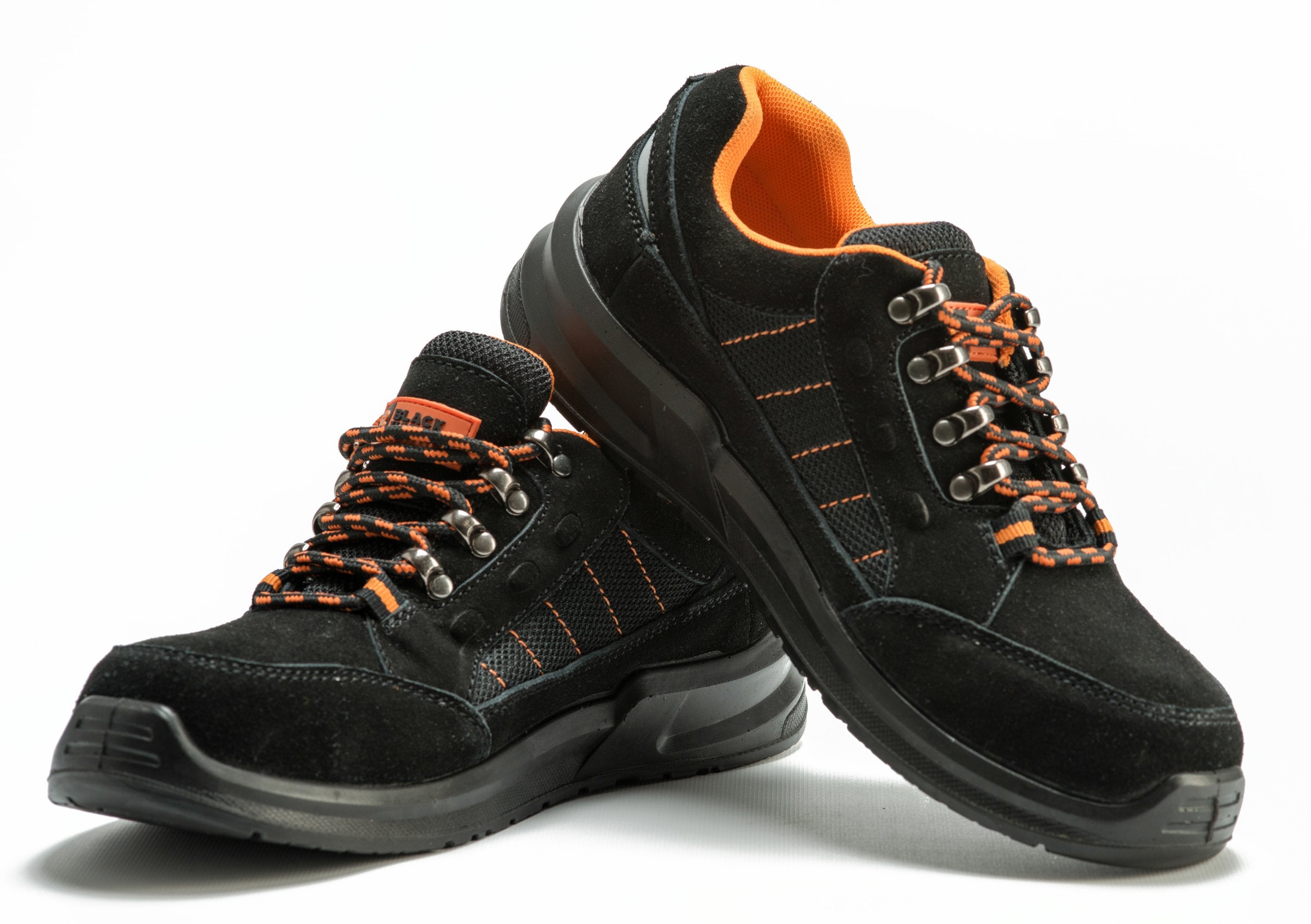 Lightweight safety toe outlet shoes